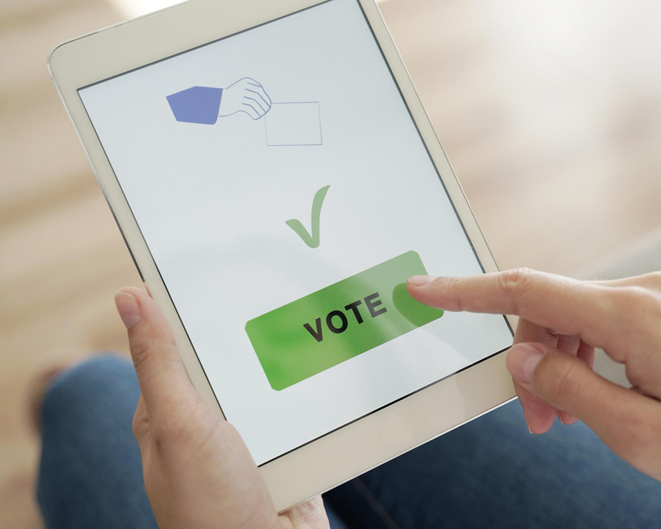 persona ejerciendo su derecho al voto de forma electrónica en una tablet