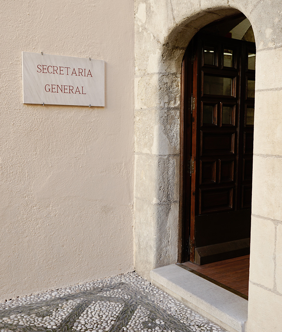 Puerta de entrada a Secretaría General con cartel indicativo