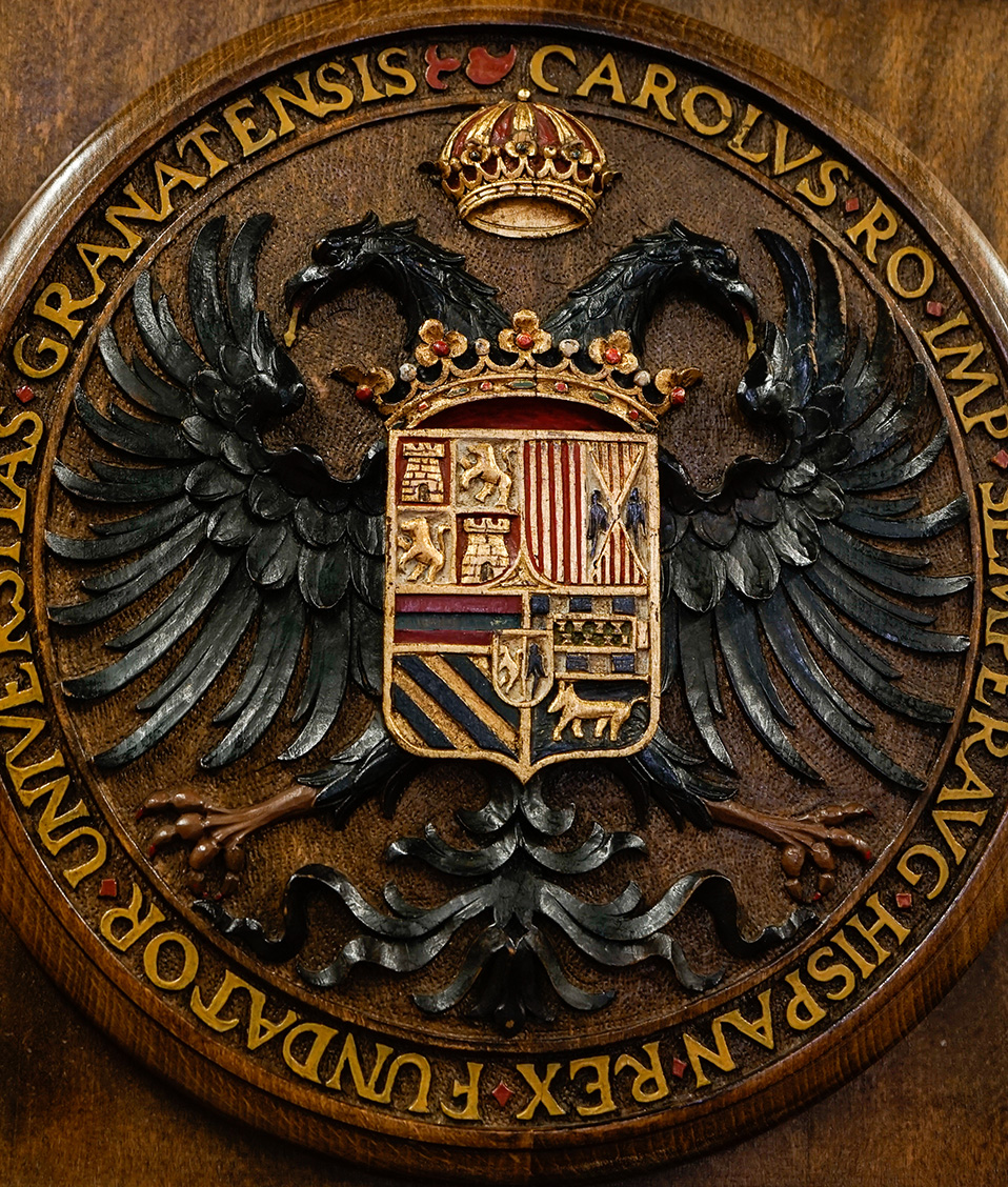 Escudo de la Universidad de Granada de Carlos V en madera 