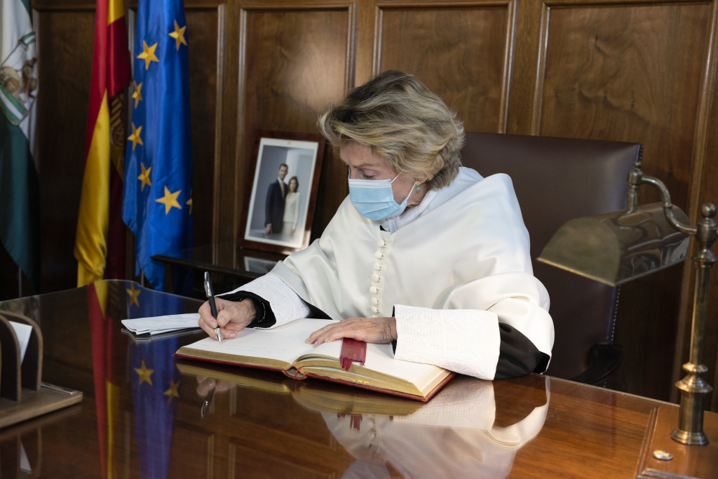 Soledad Sevilla Portillo firma en el Libro de Honor de Firmas de la UGR