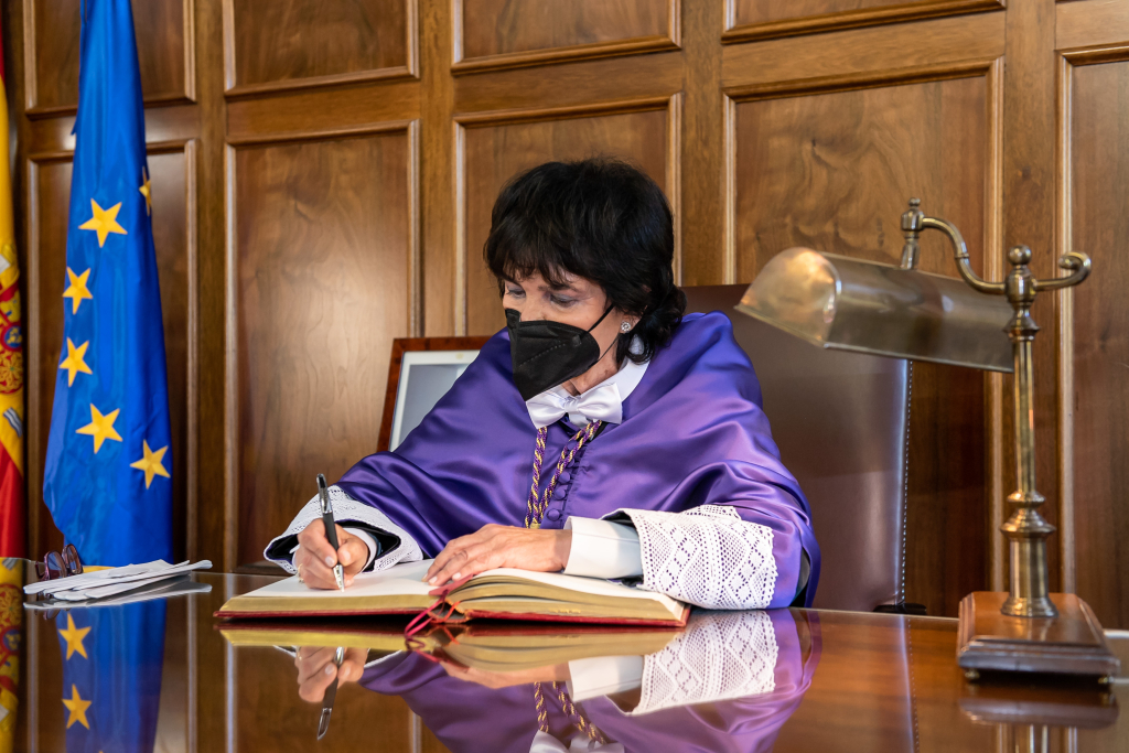 Regina Revilla Pedreira firma el Libro de Honor de Firmas de la UGR