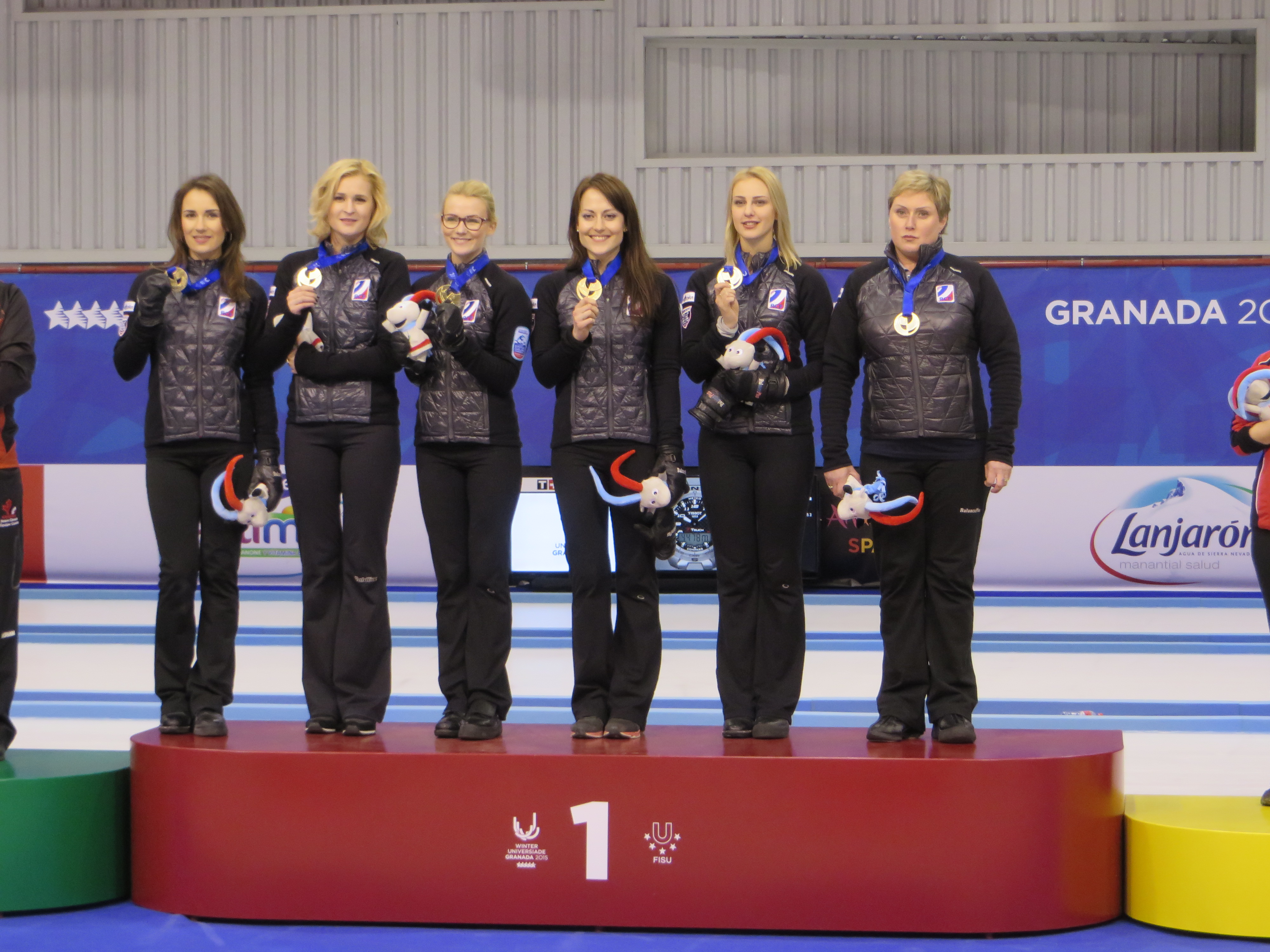 el-equipo-femenino-de-rusia-con-sus-medallas-de-oro
